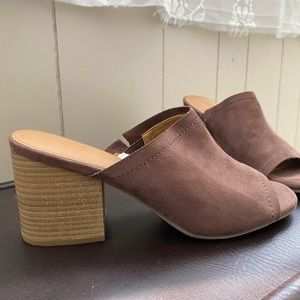 Universal Thread Brown Heels